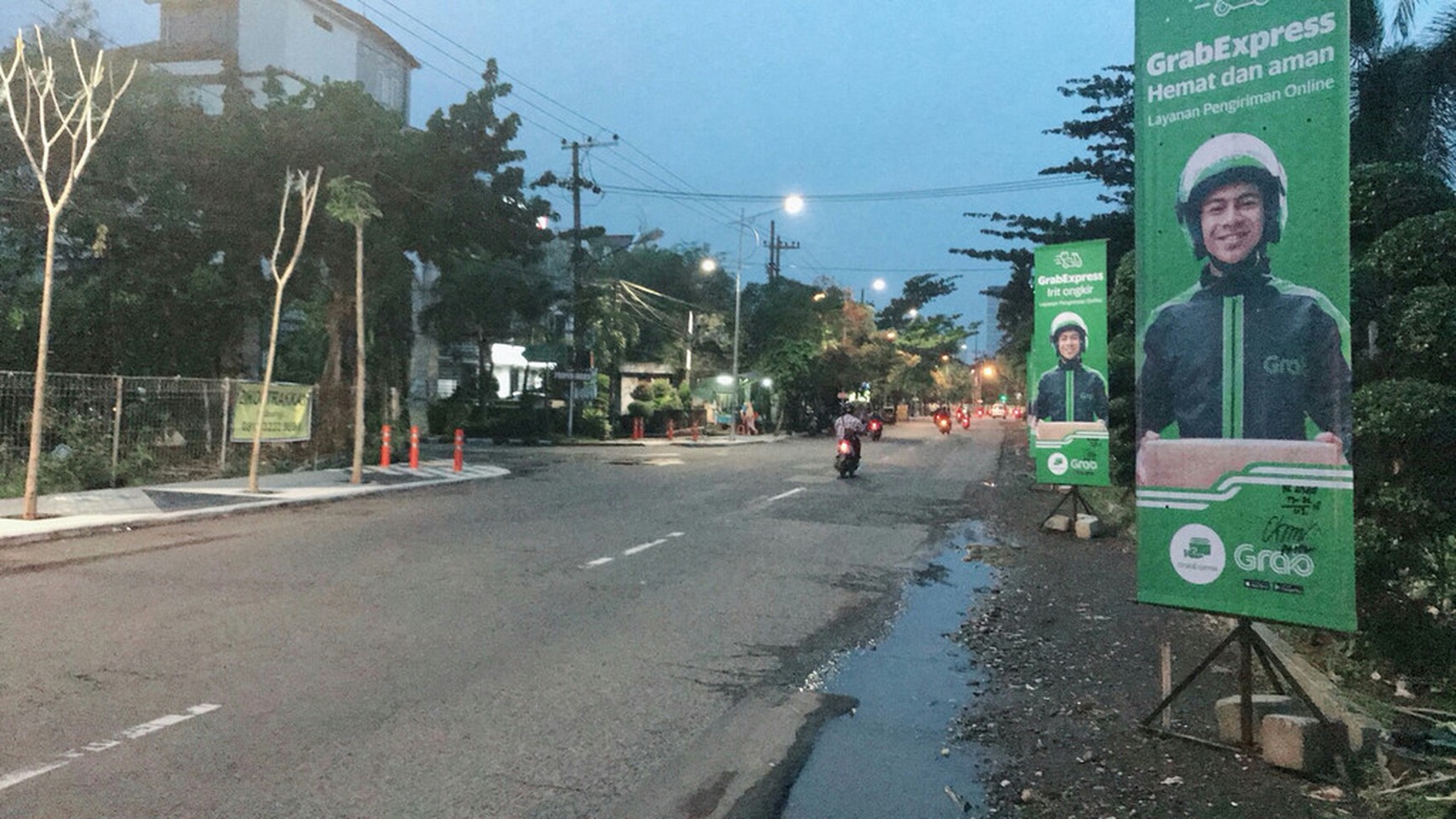 Raya Jemursari strategis