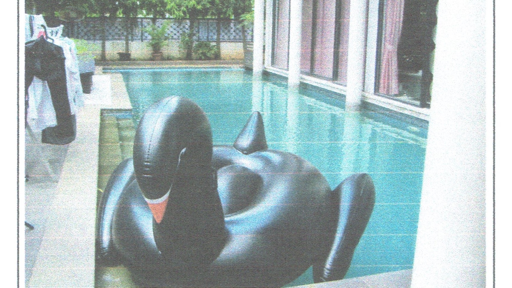 Rumah ada kolam renang,dalam cluster di Pasar Minggu