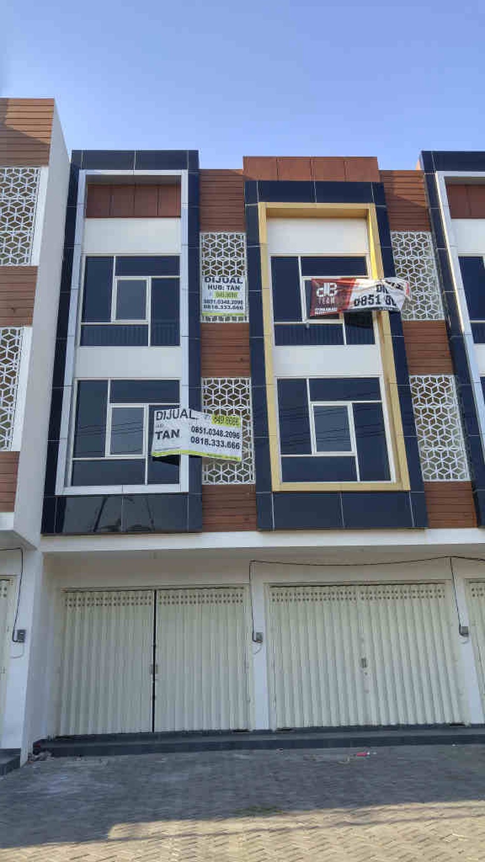 Ruko Dijual Raya Dharmahusada HAk Milik. Daerah Kuliner Resto Bu Rudy, Roti Patata. - TAN -