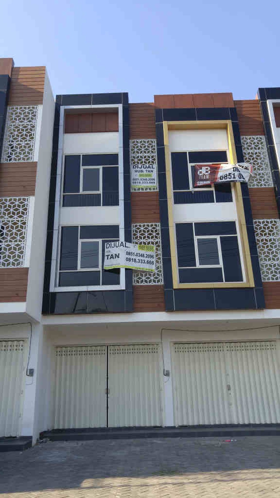 Ruko Dijual Raya Dharmahusada HAk Milik. Daerah Kuliner Resto Bu Rudy, Roti Patata. - TAN -