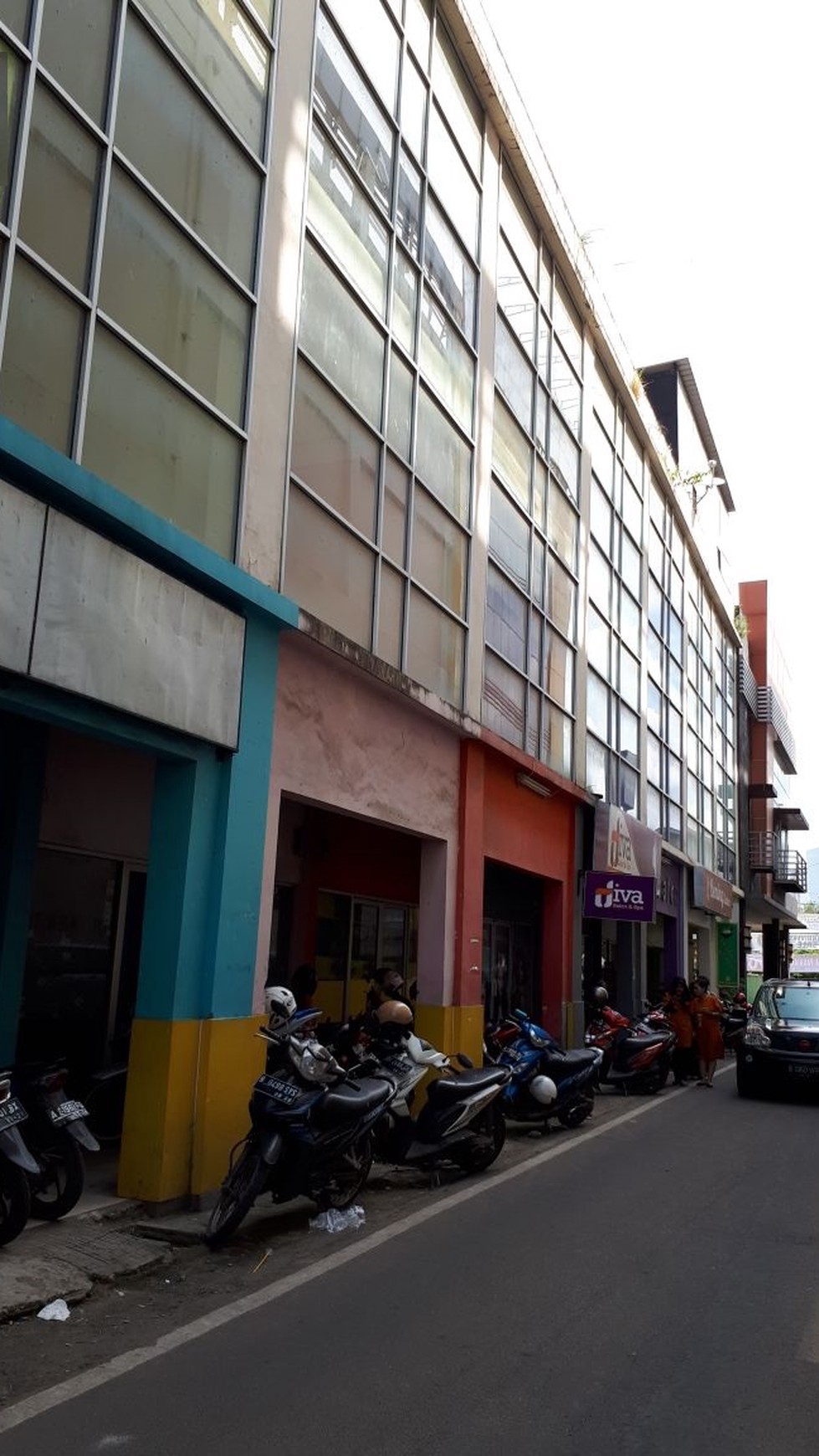 Lokasi terletak di kompleks pertokoan dan perkantoran