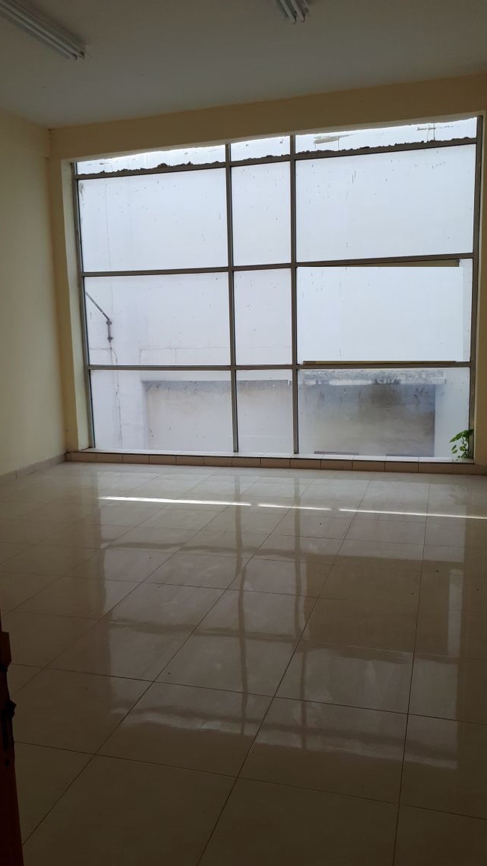 Lokasi terletak di kompleks pertokoan dan perkantoran