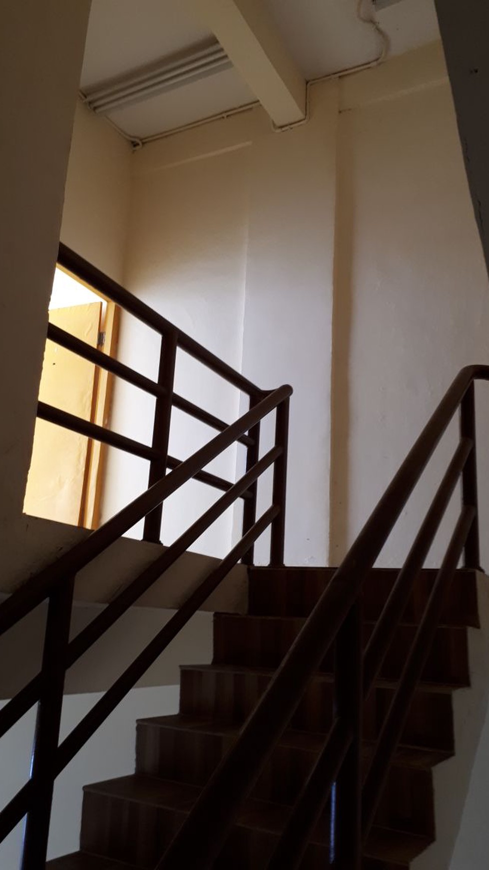 Lokasi terletak di kompleks pertokoan dan perkantoran