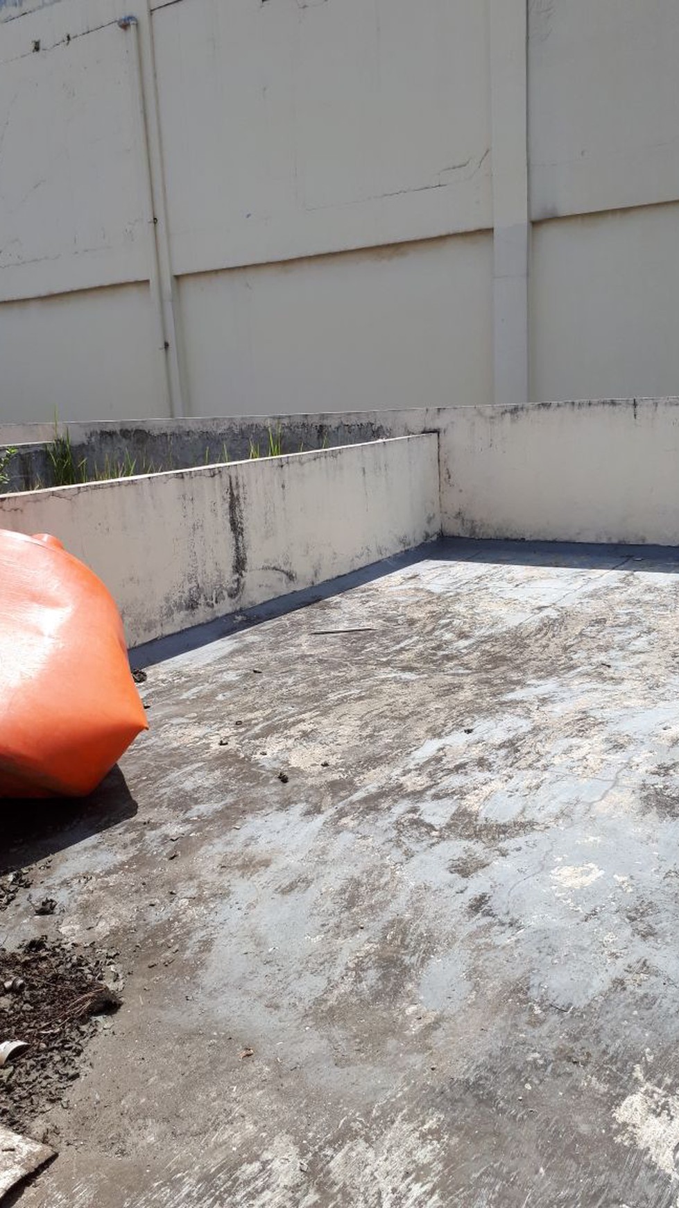 Lokasi terletak di kompleks pertokoan dan perkantoran