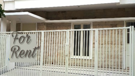 Sewa rumah 2 lantai dekat MERR