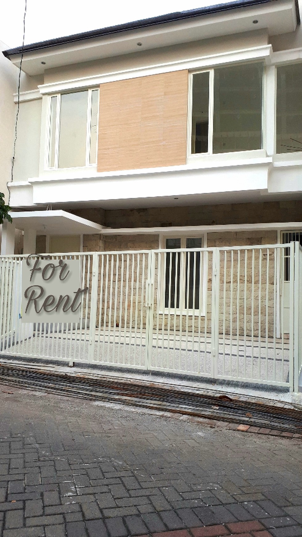 Sewa rumah 2 lantai dekat MERR