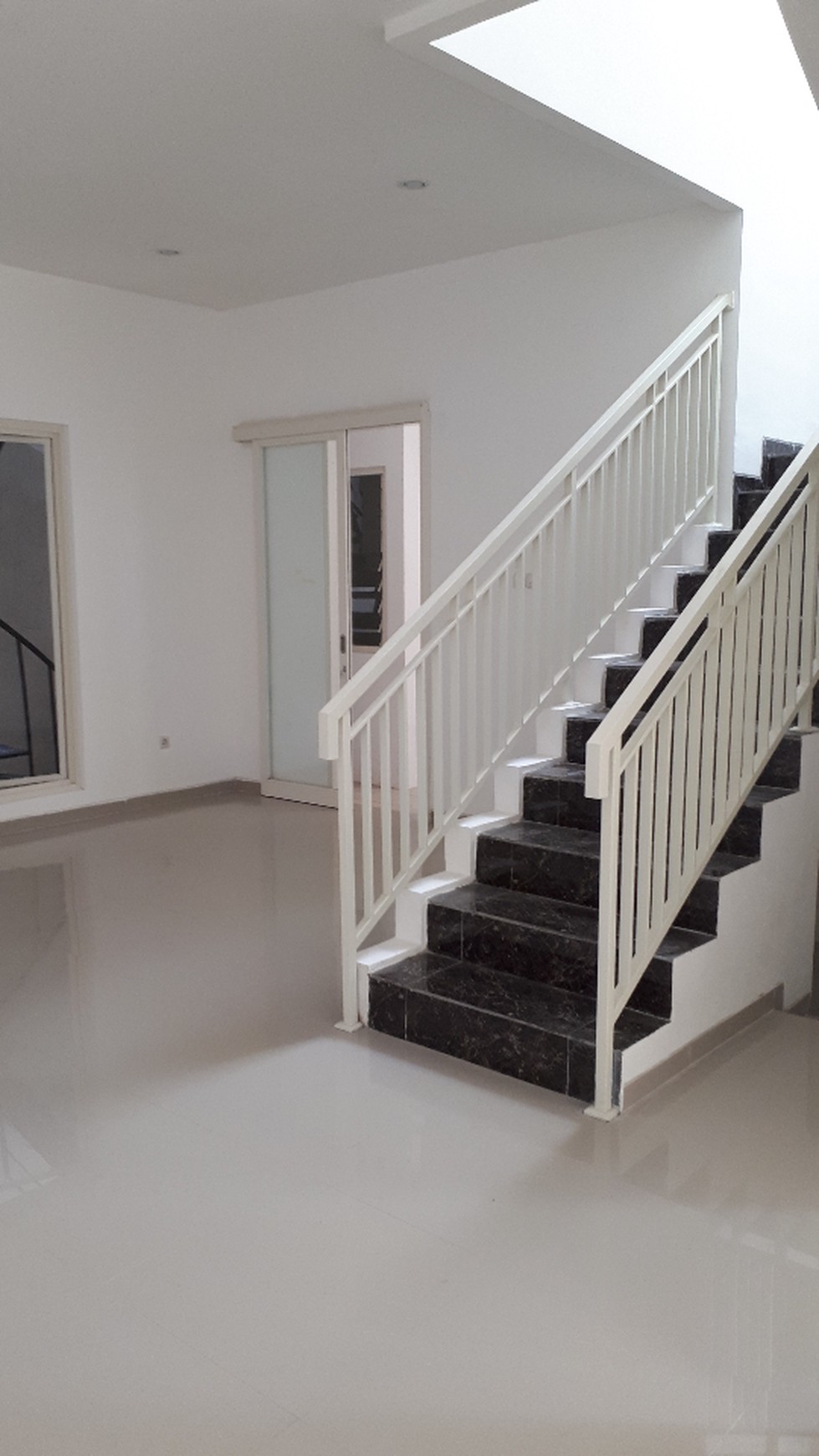 Sewa rumah 2 lantai dekat MERR