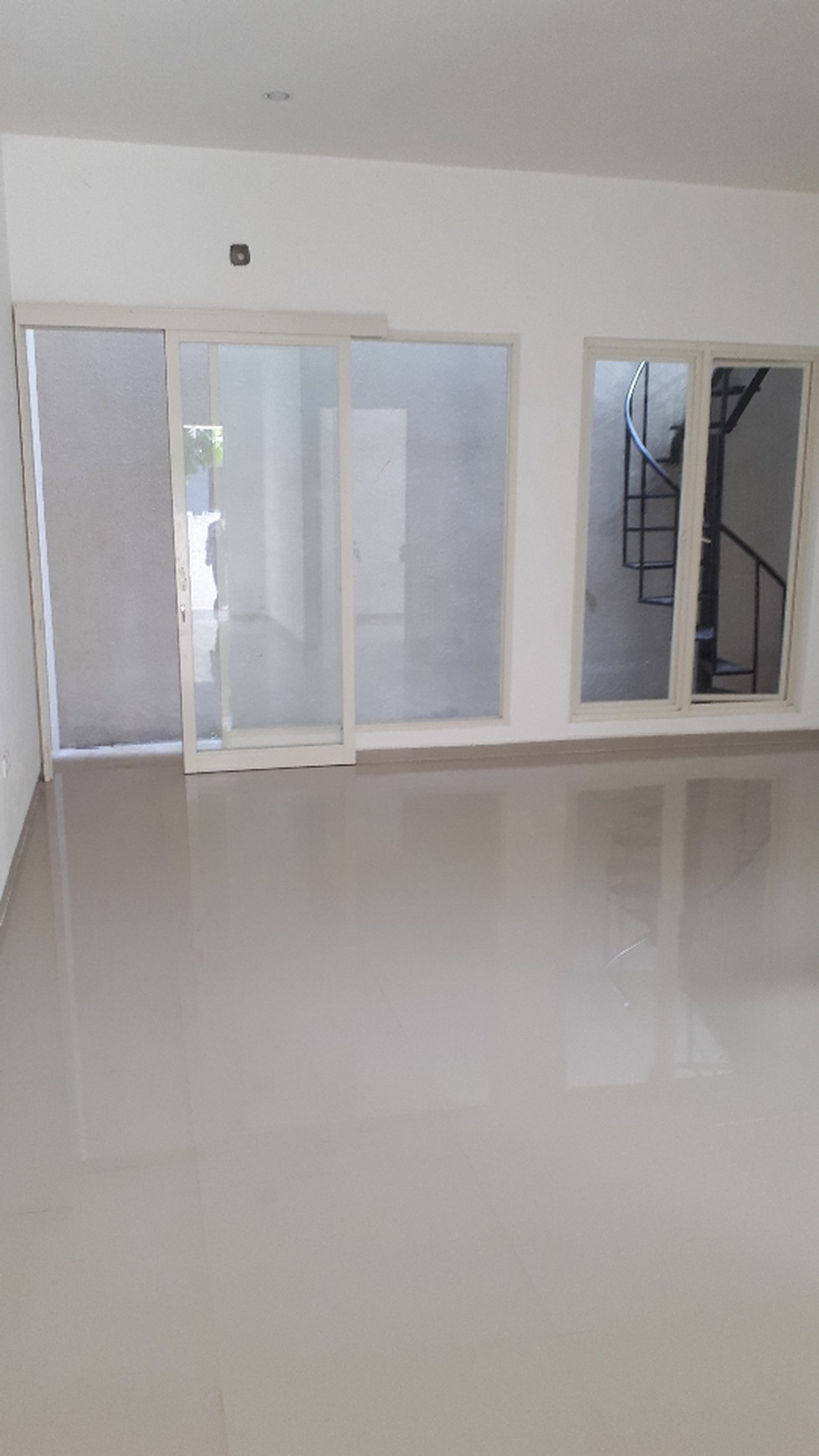 Sewa rumah 2 lantai dekat MERR