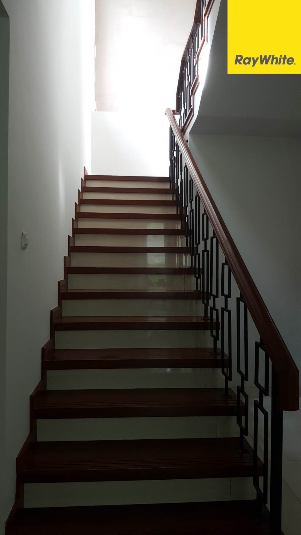 Rumah Sangat Bagus di Bintaro sektor 9 Plus Kolam Renang