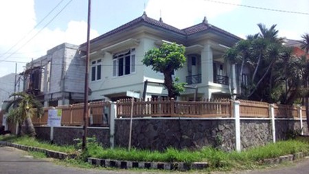 Rumah di Tenggilis Utara, Bagus, Terawat, Row Jalan Lebar + Paving, bisa untuk kantor / usaha, Hoek. -IM-