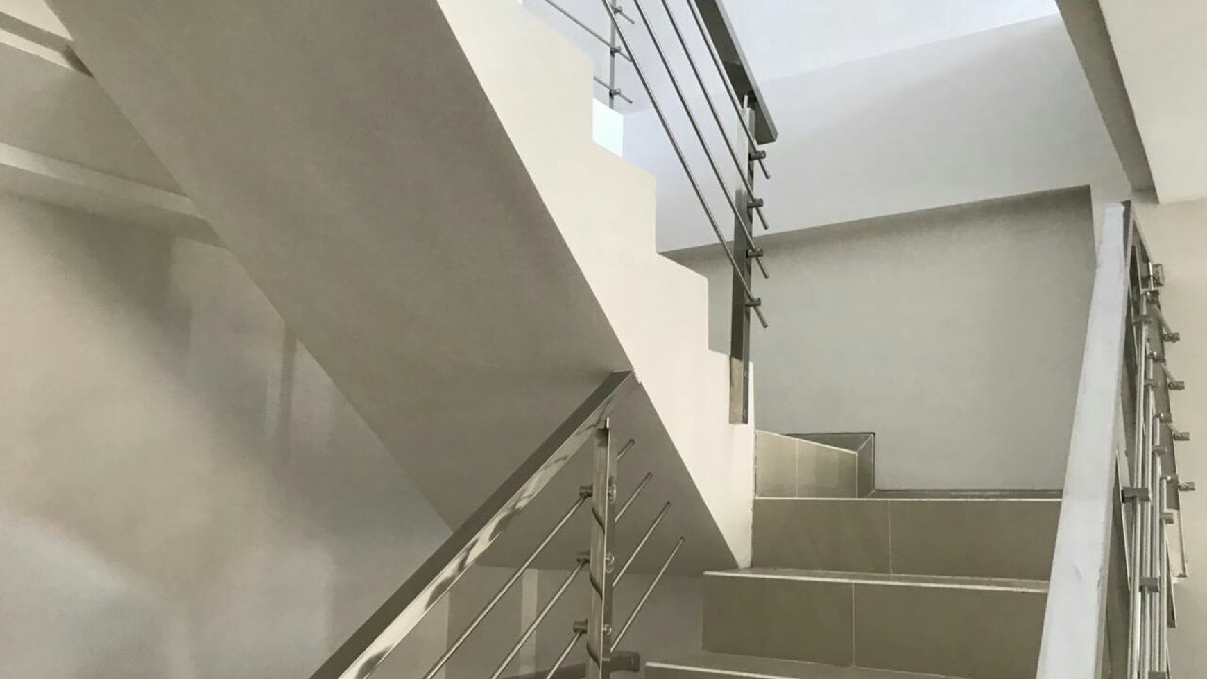 Ruko Baru 3 lantai daerah ngagel