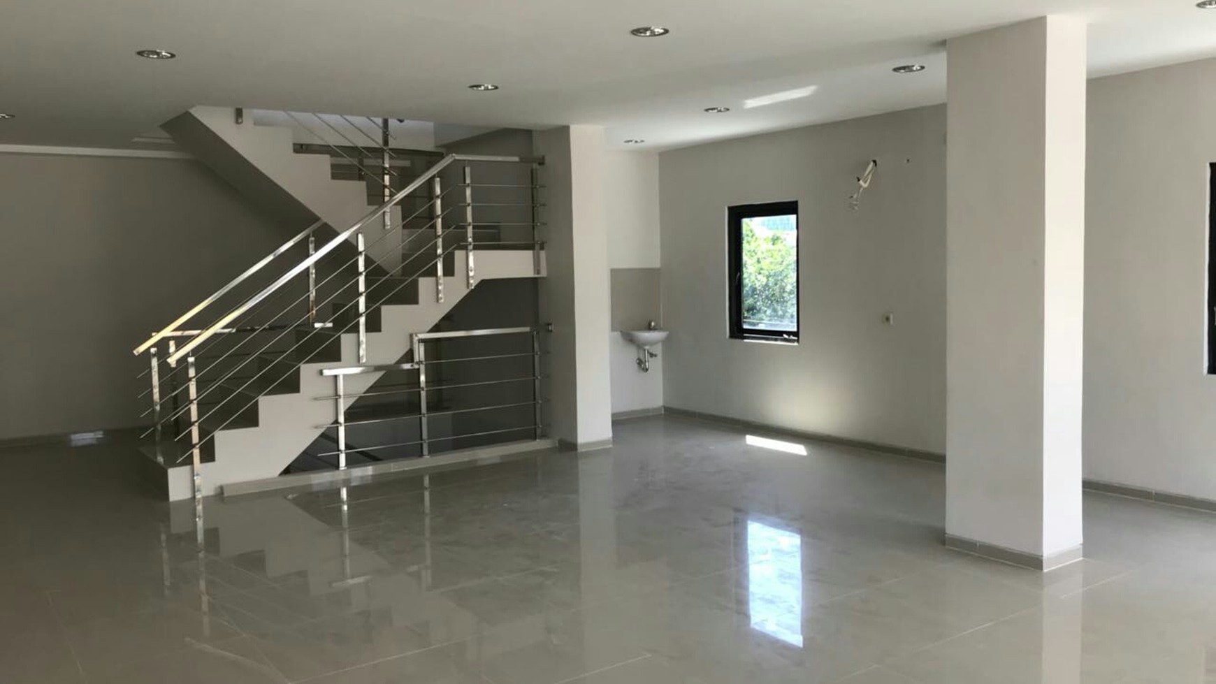 Ruko Baru Raya Bratang strategis