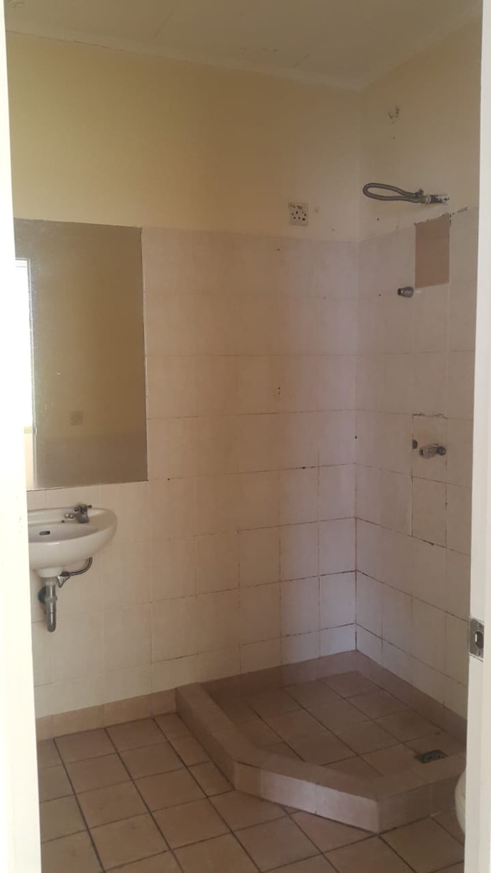 Disewakan Townhouse di Taman Paris Lantai 1&2 - Lippo Karawaci