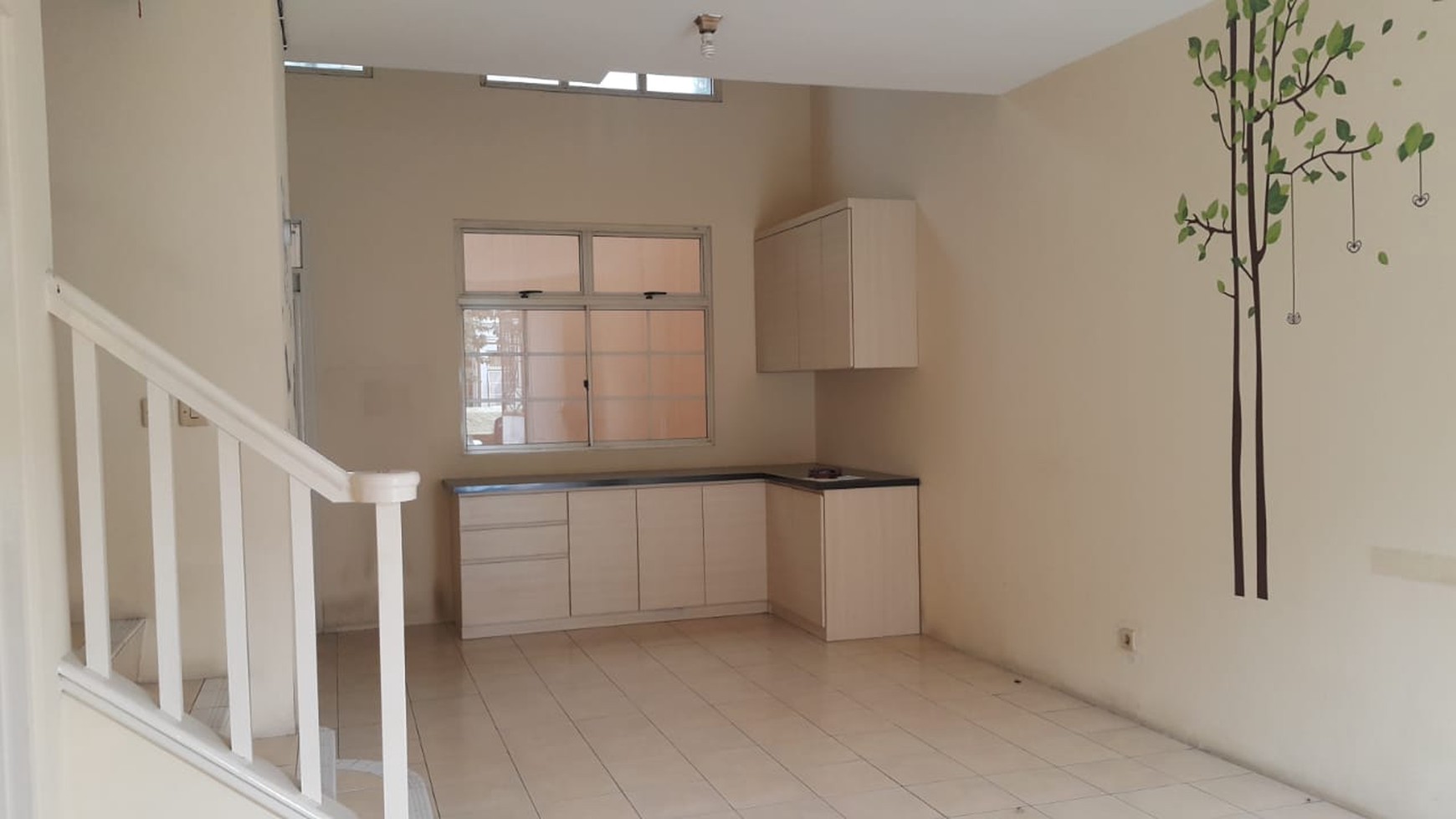 Disewakan Townhouse di Taman Paris Lantai 1&2 - Lippo Karawaci