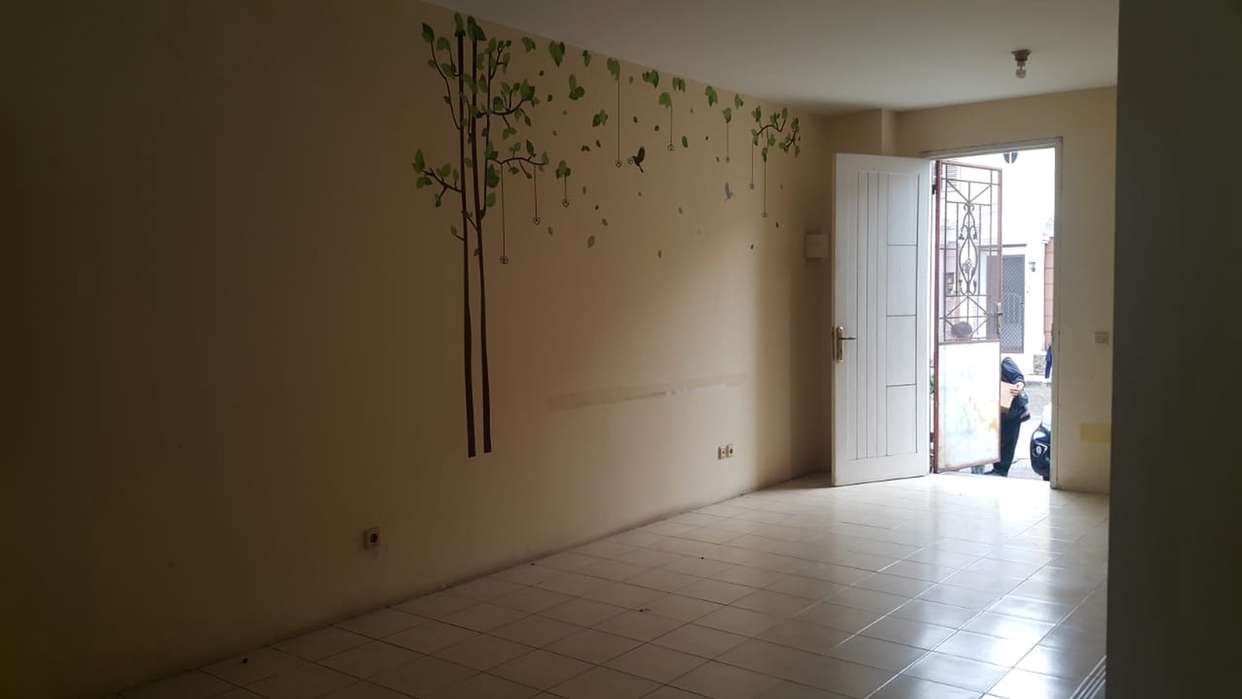 Disewakan Townhouse di Taman Paris Lantai 1&2 - Lippo Karawaci