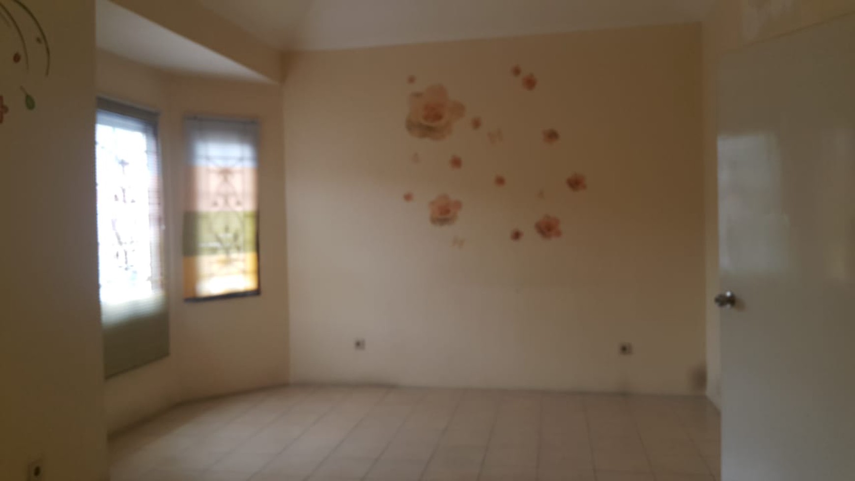 Disewakan Townhouse di Taman Paris Lantai 1&2 - Lippo Karawaci