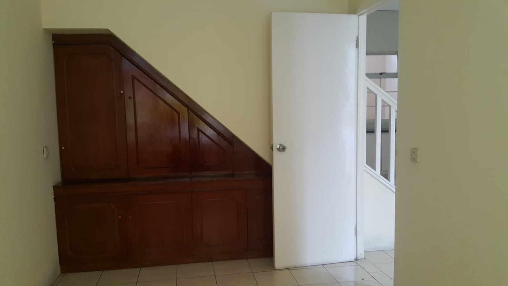 Disewakan Townhouse di Taman Paris Lantai 1&2 - Lippo Karawaci