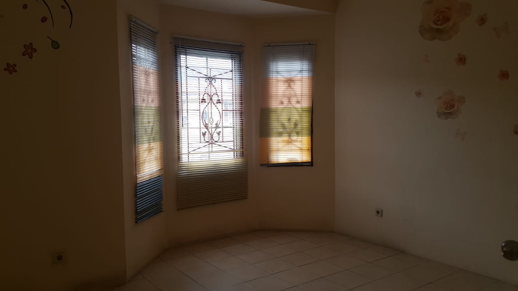 Disewakan Townhouse di Taman Paris Lantai 1&2 - Lippo Karawaci