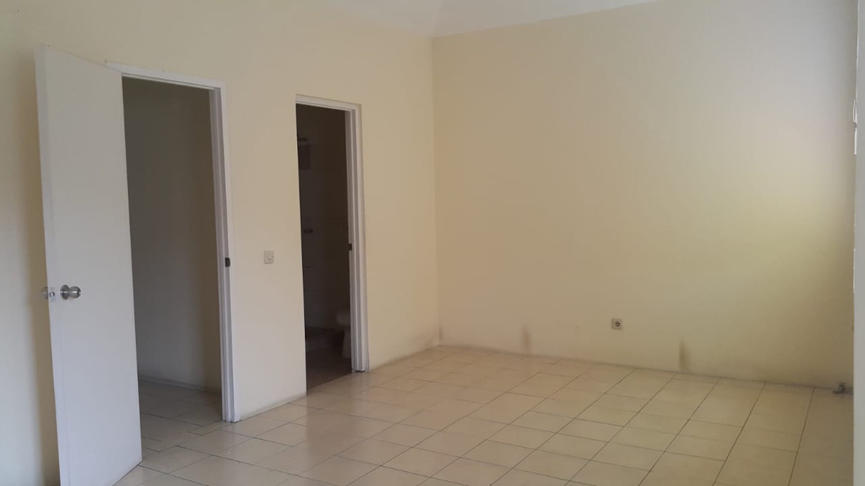 Disewakan Townhouse di Taman Paris Lantai 1&2 - Lippo Karawaci