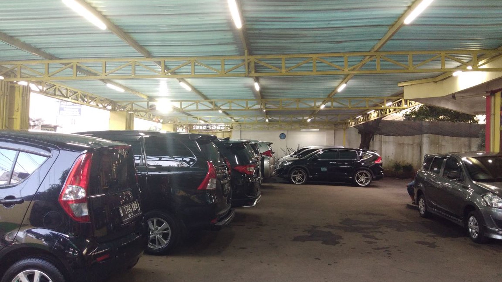 Show Room Mobil Lokasi Pinggir Jalan di Jati Asih - Bekasi