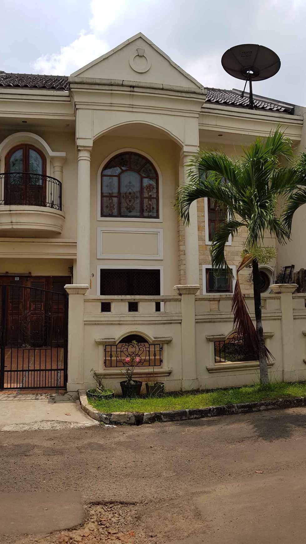 Rumah Anggrek Loka BSD dekat Eka Hospital Bergaya English Classic