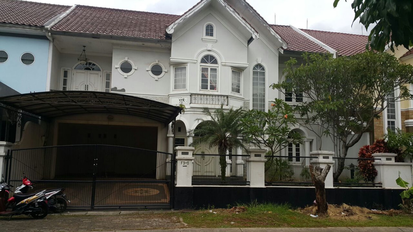 PUSPITA LOKA BSD ENGLISH CLASSIC DESIGN RUMAH PUTIH BERSINAR