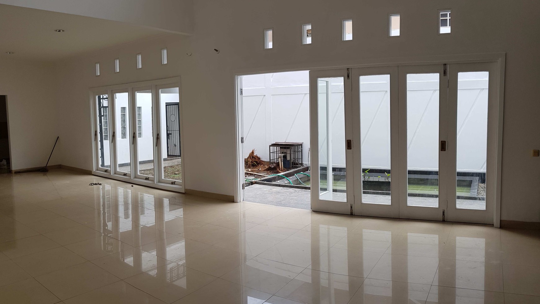 PUSPITA LOKA BSD ENGLISH CLASSIC DESIGN RUMAH PUTIH BERSINAR