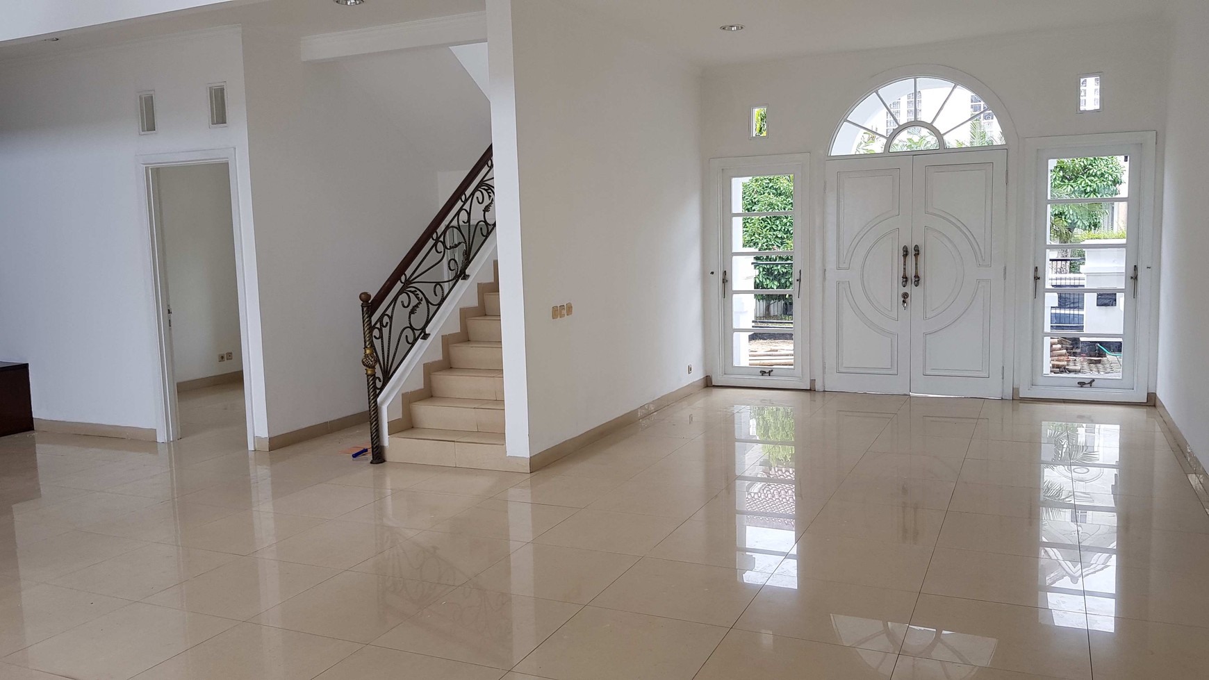 PUSPITA LOKA BSD ENGLISH CLASSIC DESIGN RUMAH PUTIH BERSINAR