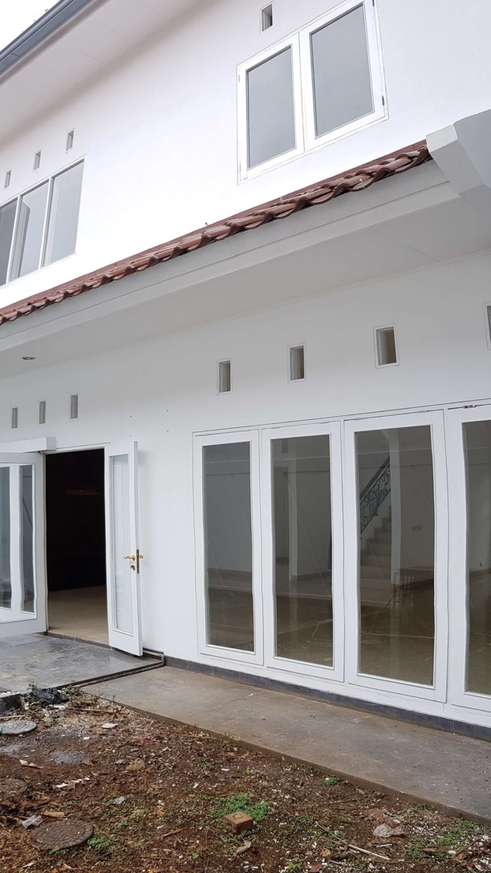 PUSPITA LOKA BSD ENGLISH CLASSIC DESIGN RUMAH PUTIH BERSINAR