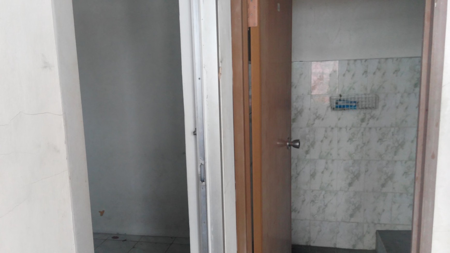 Dijual Ruko 4 Lantai Semi Furnished Harga 2 Lantai Murah Abiiiss....