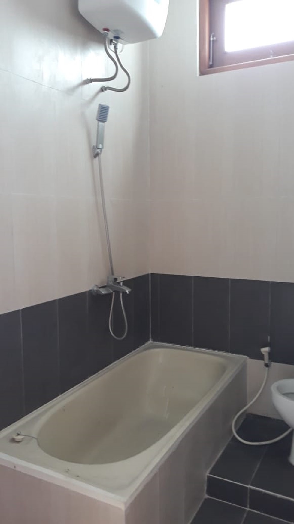RUMAH MEWAH DI JL JERUK LEGI COCOK UNTUK KELUARGA BESAR DAN INVESTASI.