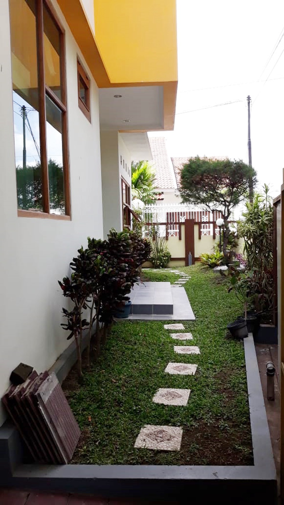 RUMAH MEWAH DI JL JERUK LEGI COCOK UNTUK KELUARGA BESAR DAN INVESTASI.