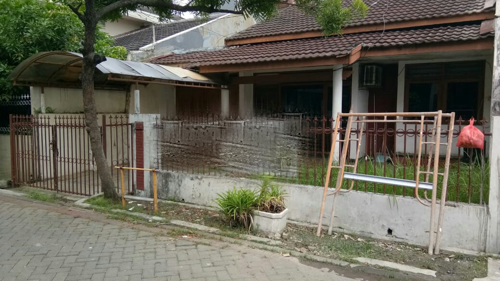 Rumah Manyar Row Jalan Lebar