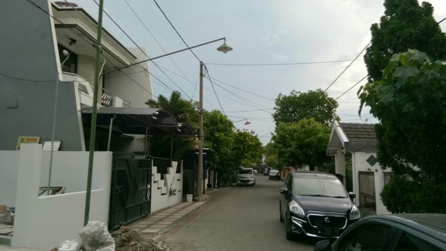 Rumah Manyar Row Jalan Lebar