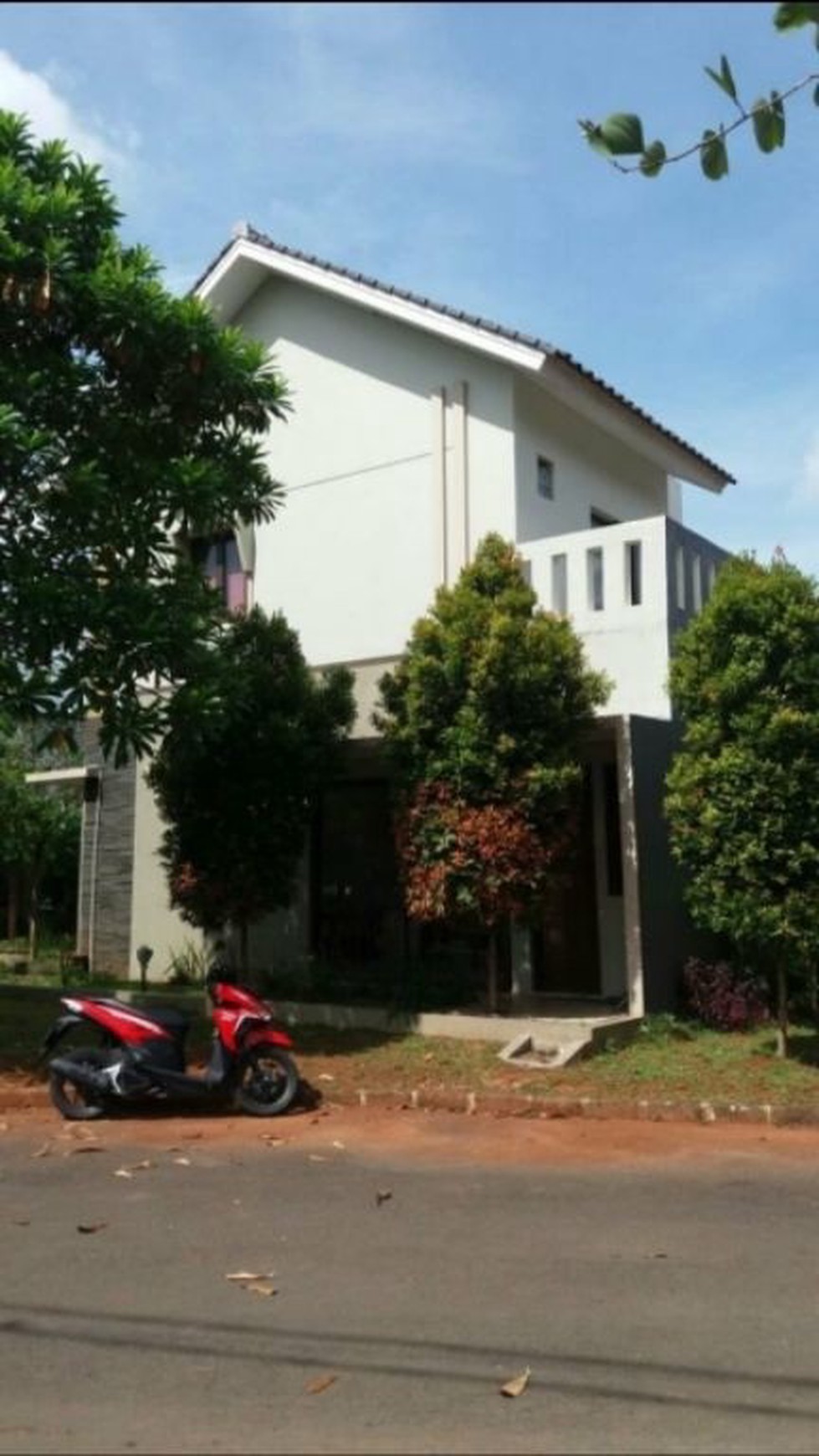 Rumah Nyaman dalam Komplek Yang Asri