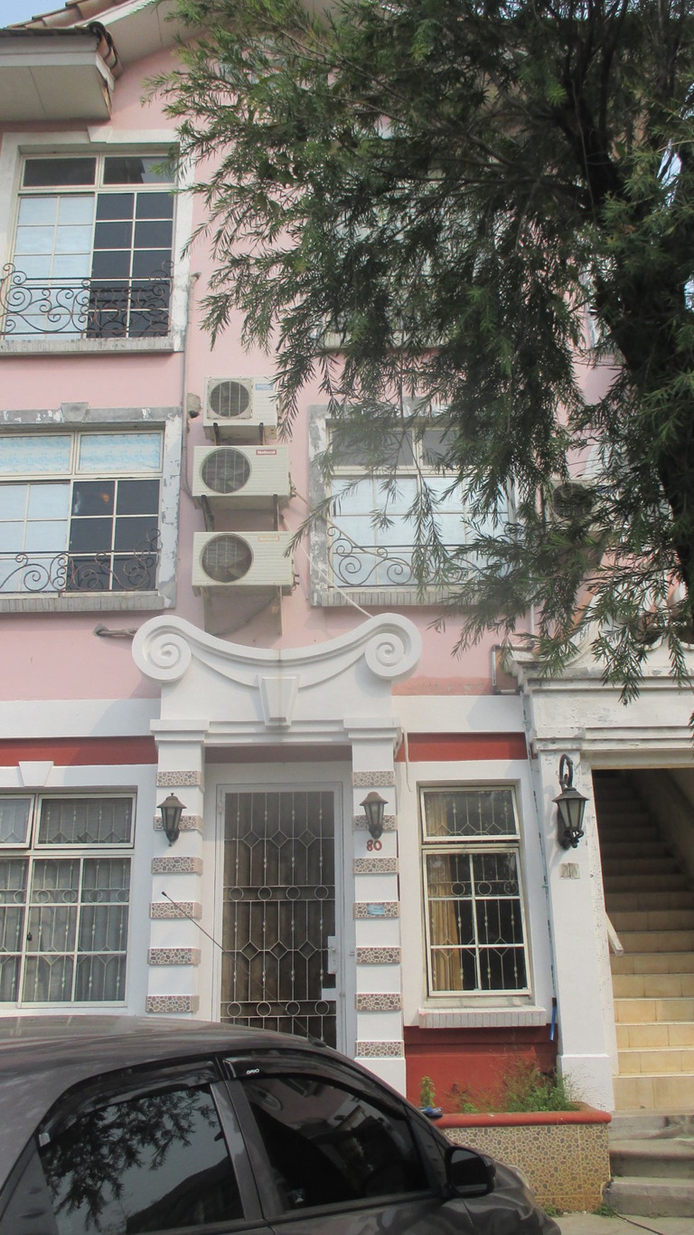 Dijual Townhouse Taman Paris 2 Lantai Untuk 8 Kamar Kost Isi Full - Lippo Karawaci