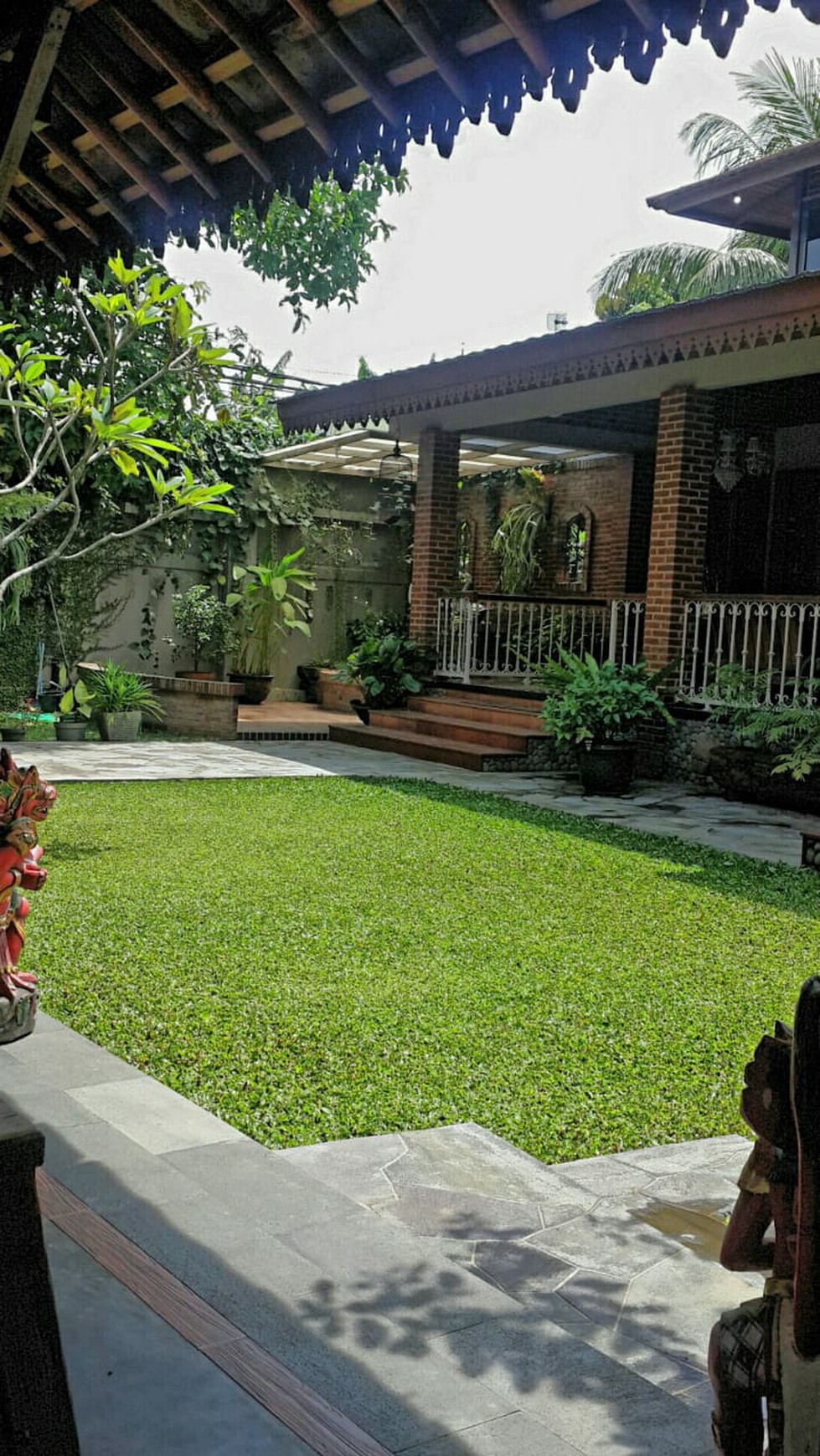 Rumah hunian bergaya Vintage, nyaman, tenang dan aman, halaman luas di Cibubur Jakarta Timur