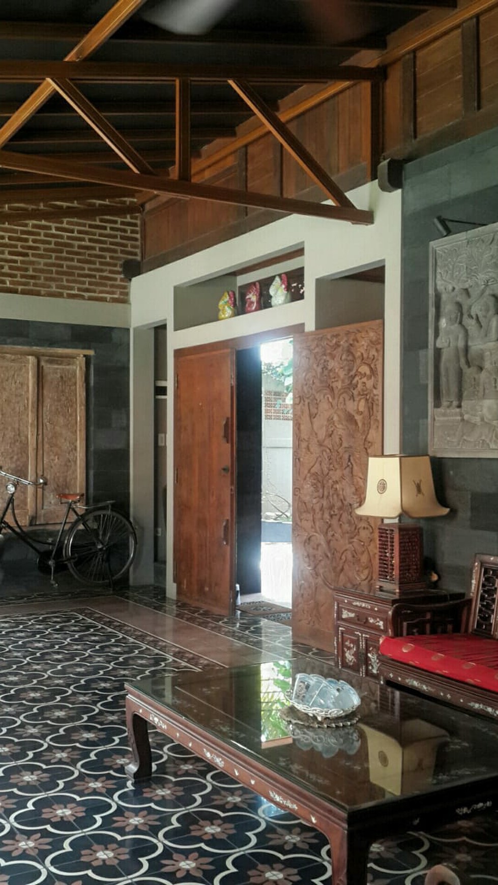 Rumah hunian bergaya Vintage, nyaman, tenang dan aman, halaman luas di Cibubur Jakarta Timur