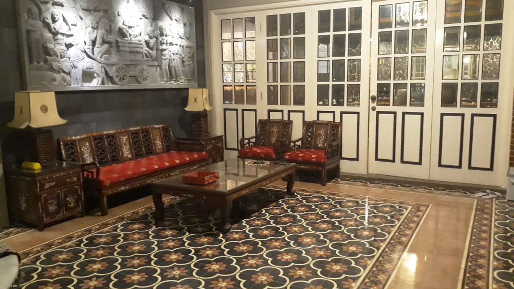 Rumah hunian bergaya Vintage, nyaman, tenang dan aman, halaman luas di Cibubur Jakarta Timur