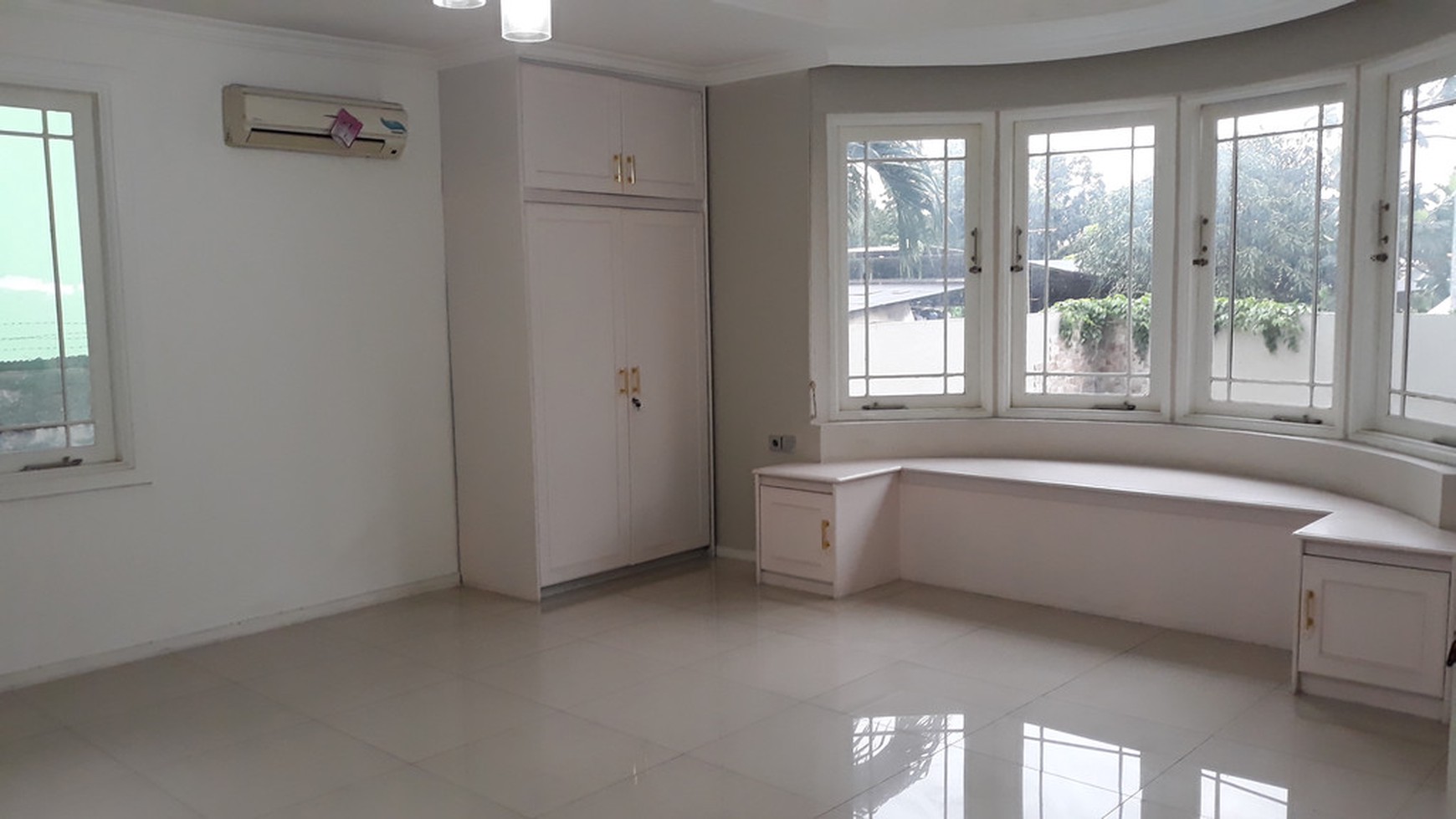 Rumah 2 Lantai, Sangat Terawat, Lokasi sangat Strategis, Parkir Luas, Cocok untuk Kantor di Kawasan Elit Kemang