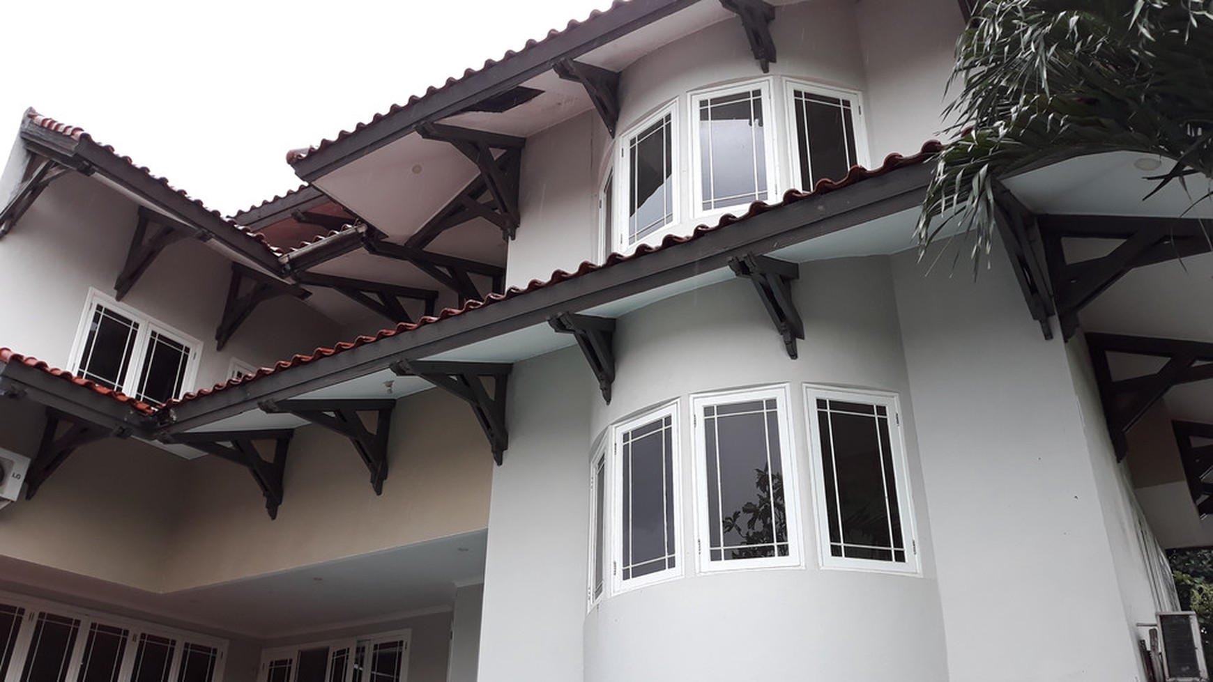 Rumah 2 Lantai, Sangat Terawat, Lokasi sangat Strategis, Parkir Luas, Cocok untuk Kantor di Kawasan Elit Kemang