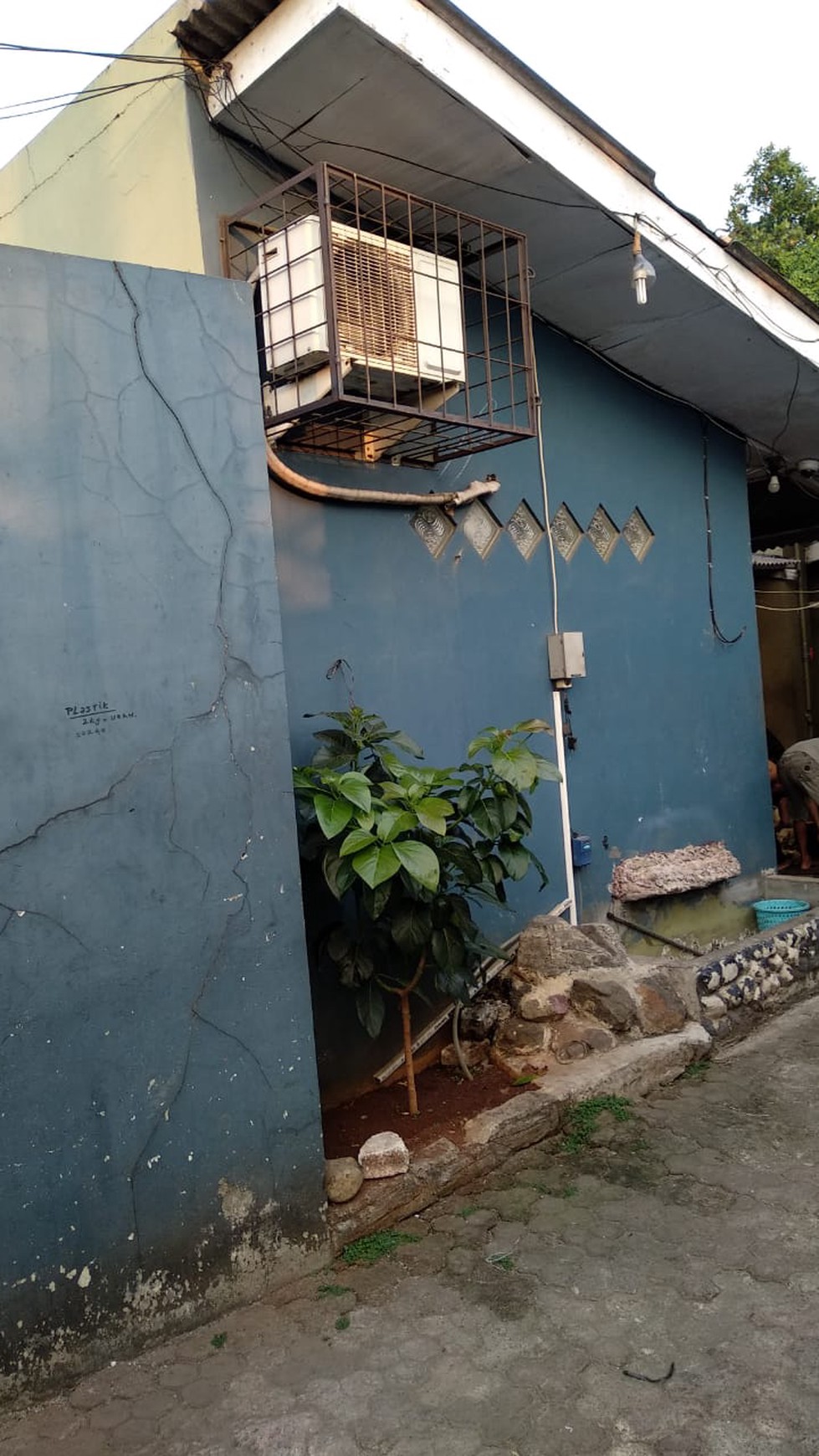 Rumah lama hitung tanah luas 300m Harga 20Jt/m nego