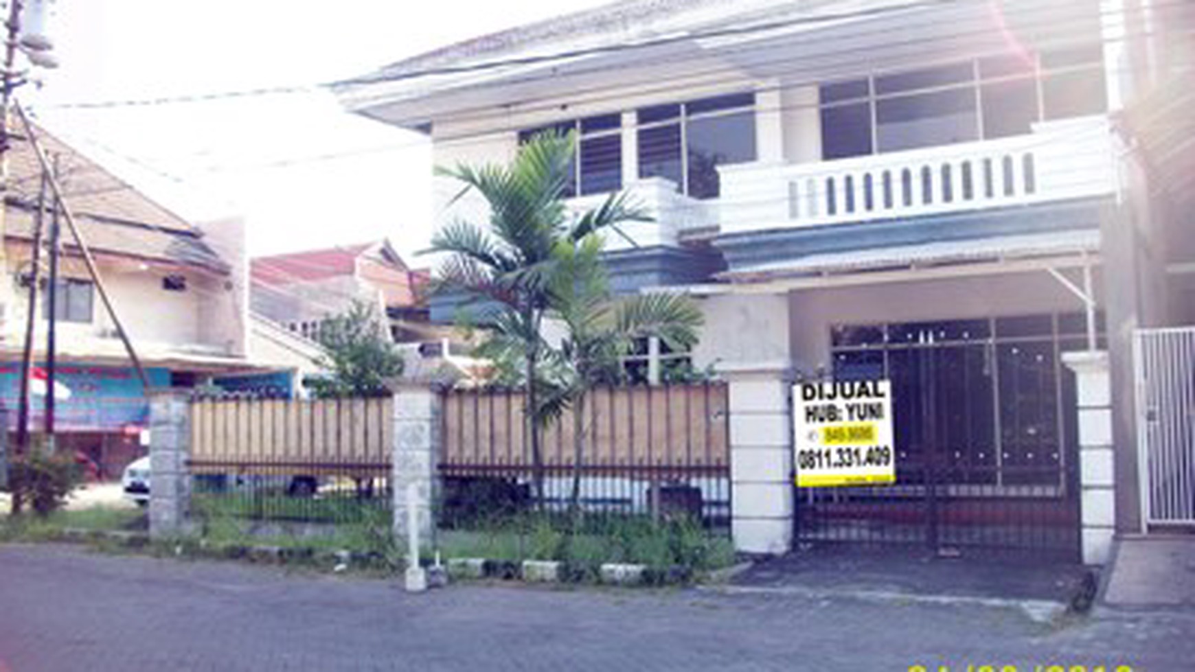 Rumah di Klampis Anom, Bagus, Terawat, Row Jalan depan Lebar + Paving, Hoek, Siap Huni. - YA -