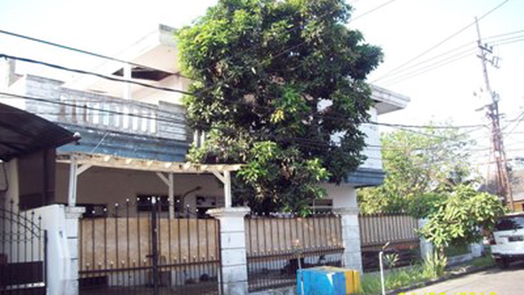 Rumah di Klampis Anom, Bagus, Terawat, Row Jalan depan Lebar + Paving, Hoek, Siap Huni. - YA -