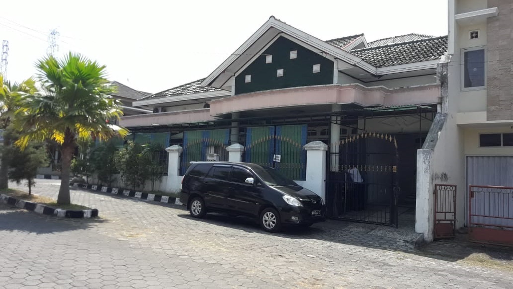 RUMAH  UNTUK KELUARGA BESAR+FURNITURE, DALAM PERUM BUMI PRAYUDAN, MAGELANG.