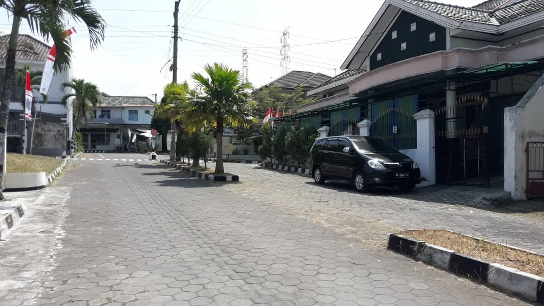 RUMAH  UNTUK KELUARGA BESAR+FURNITURE, DALAM PERUM BUMI PRAYUDAN, MAGELANG.