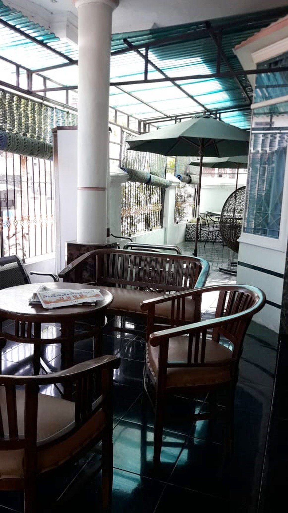 RUMAH  UNTUK KELUARGA BESAR+FURNITURE, DALAM PERUM BUMI PRAYUDAN, MAGELANG.