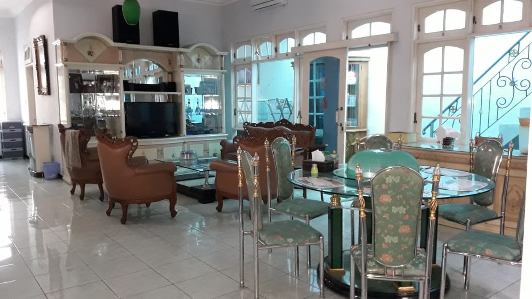 RUMAH  UNTUK KELUARGA BESAR+FURNITURE, DALAM PERUM BUMI PRAYUDAN, MAGELANG.