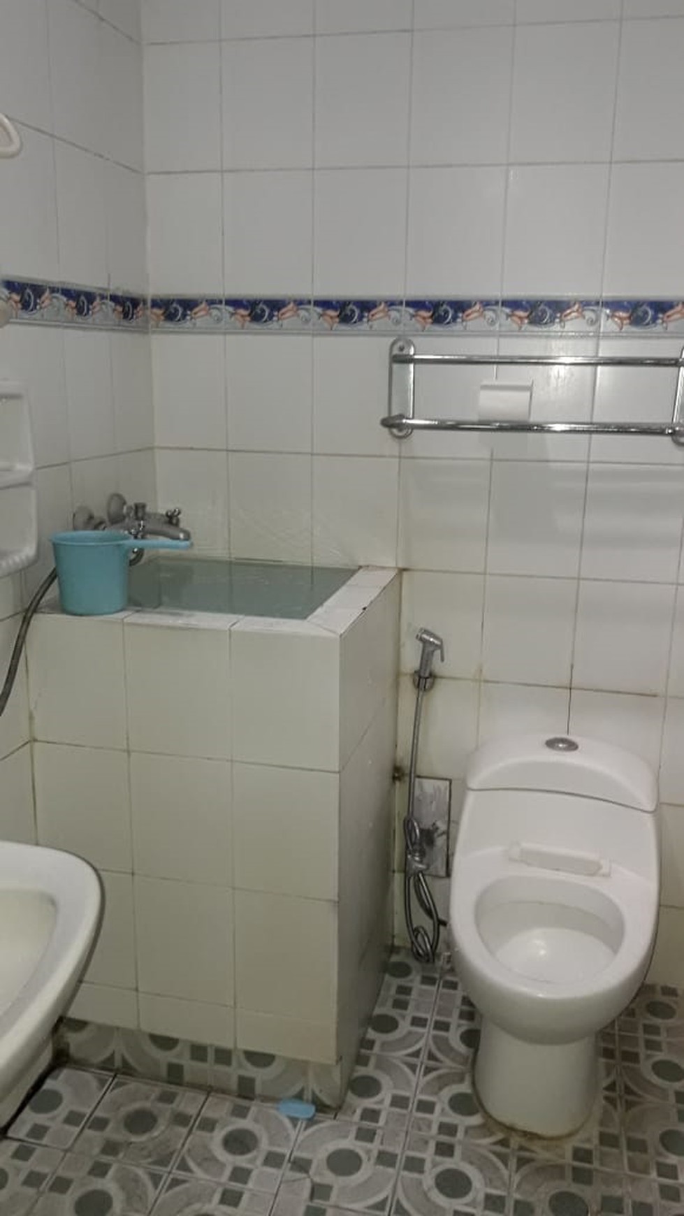 RUMAH  UNTUK KELUARGA BESAR+FURNITURE, DALAM PERUM BUMI PRAYUDAN, MAGELANG.
