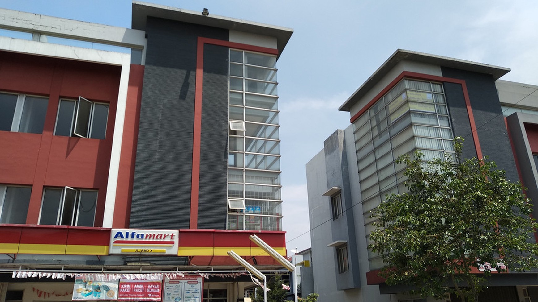 RUKO MINIMALIS 4 LANTAI COCOK UNTUK KANTOR, 1,95 M NEGO, MURAH!